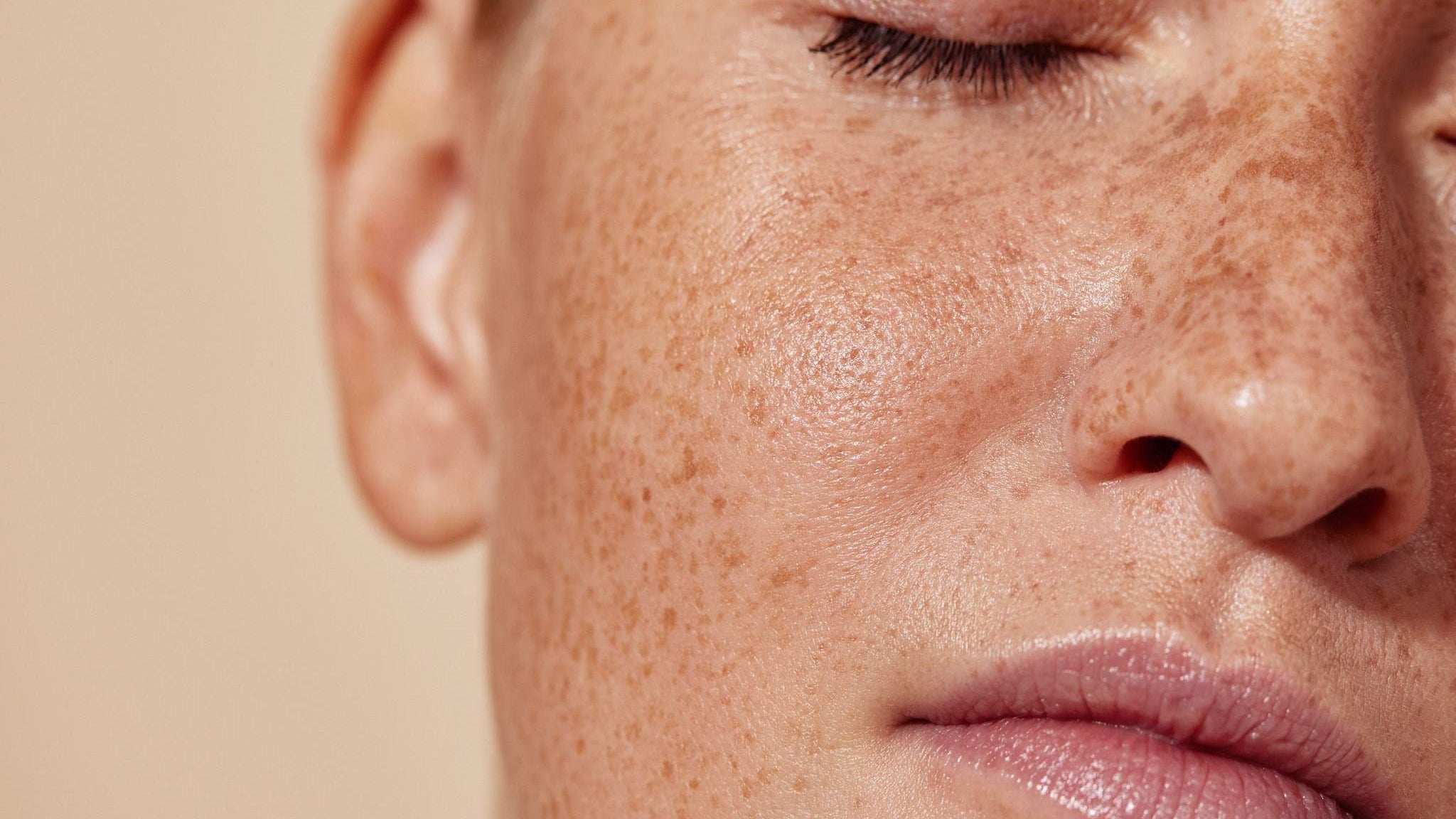 Pourquoi votre peau tire même quand vous l'hydratez
