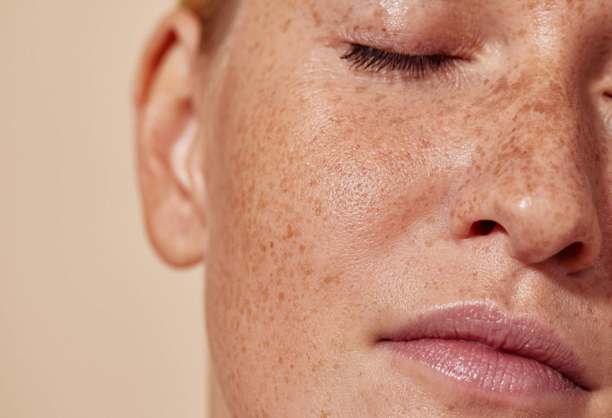 Pourquoi votre peau tire même quand vous l'hydratez